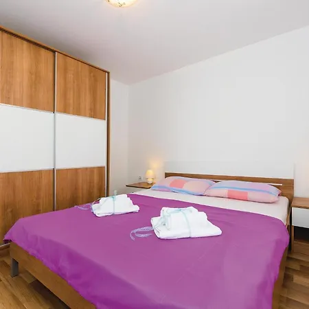 Two-bedroom In Dolac *