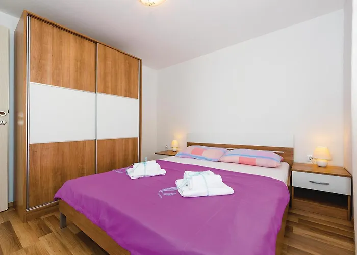 Two-bedroom In Dolac *